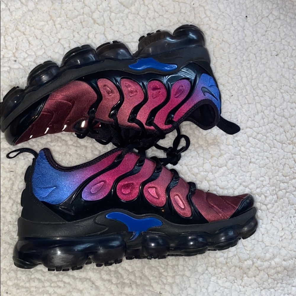 Vapor max plus red blue violet! Box included.